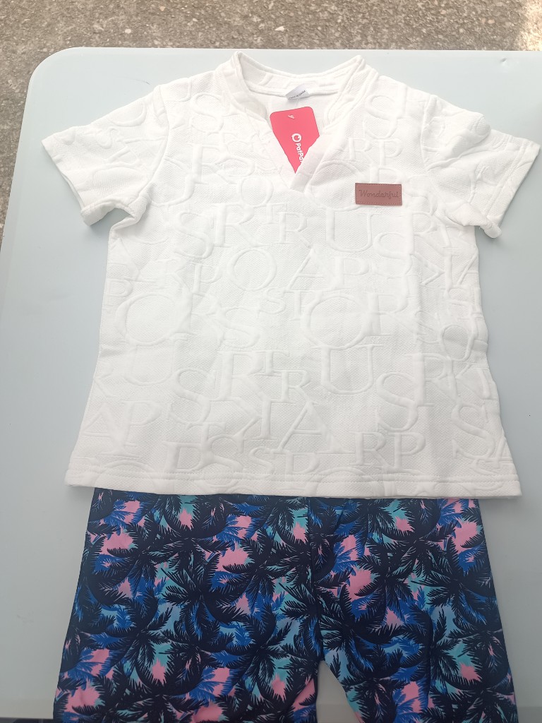 Wonderfull camiseta blanca con short estampado