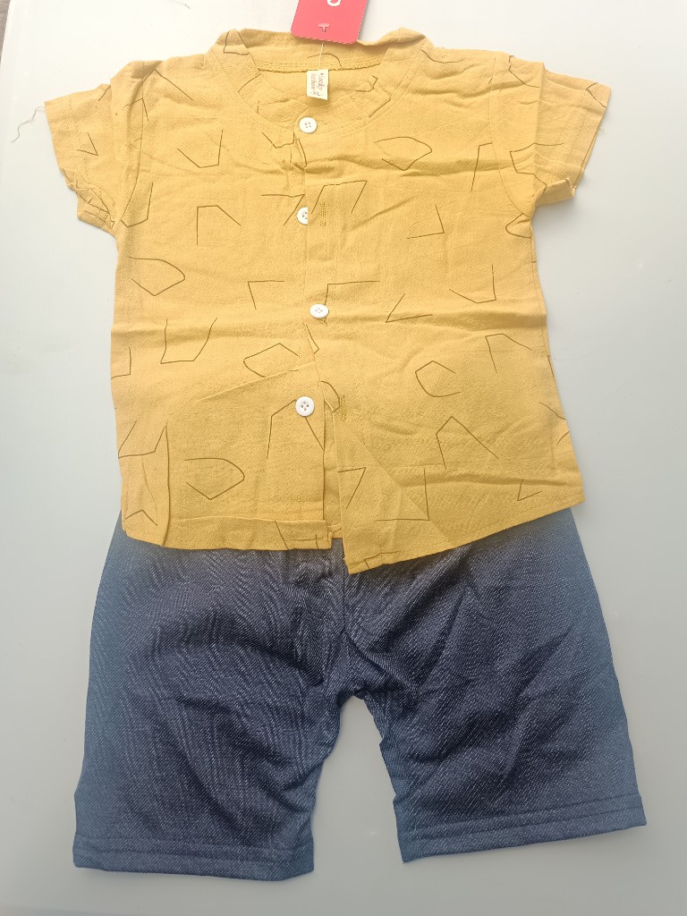 Set infantil amarillo y jeans