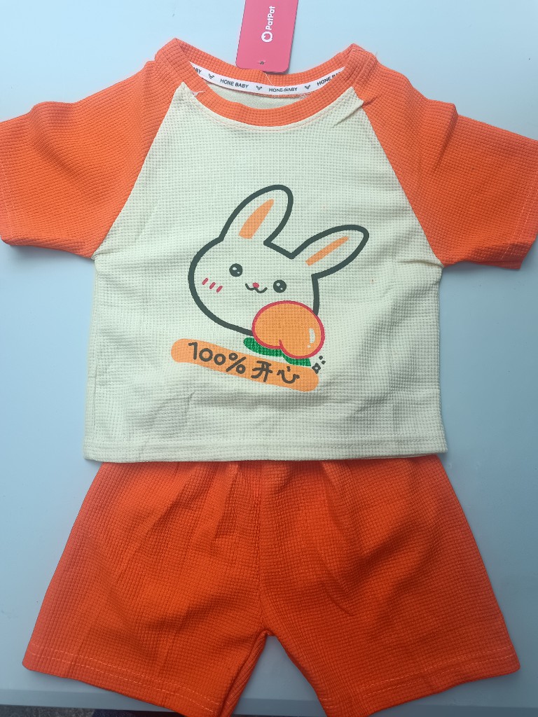 Conjunto infantil naranja con conejo