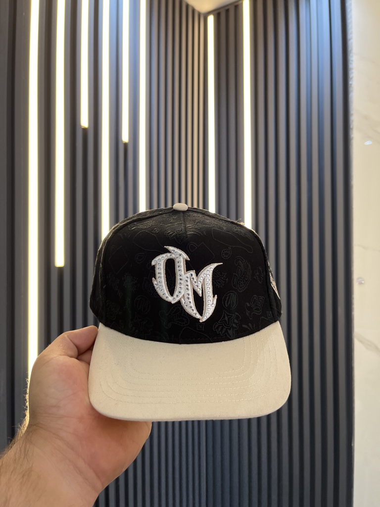 Gorra negra y beige