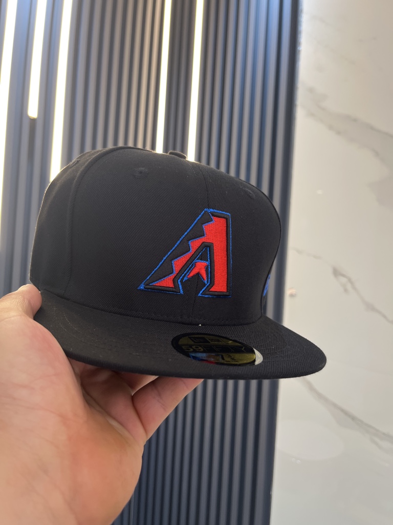 Gorra negra Arizona 7 3/8