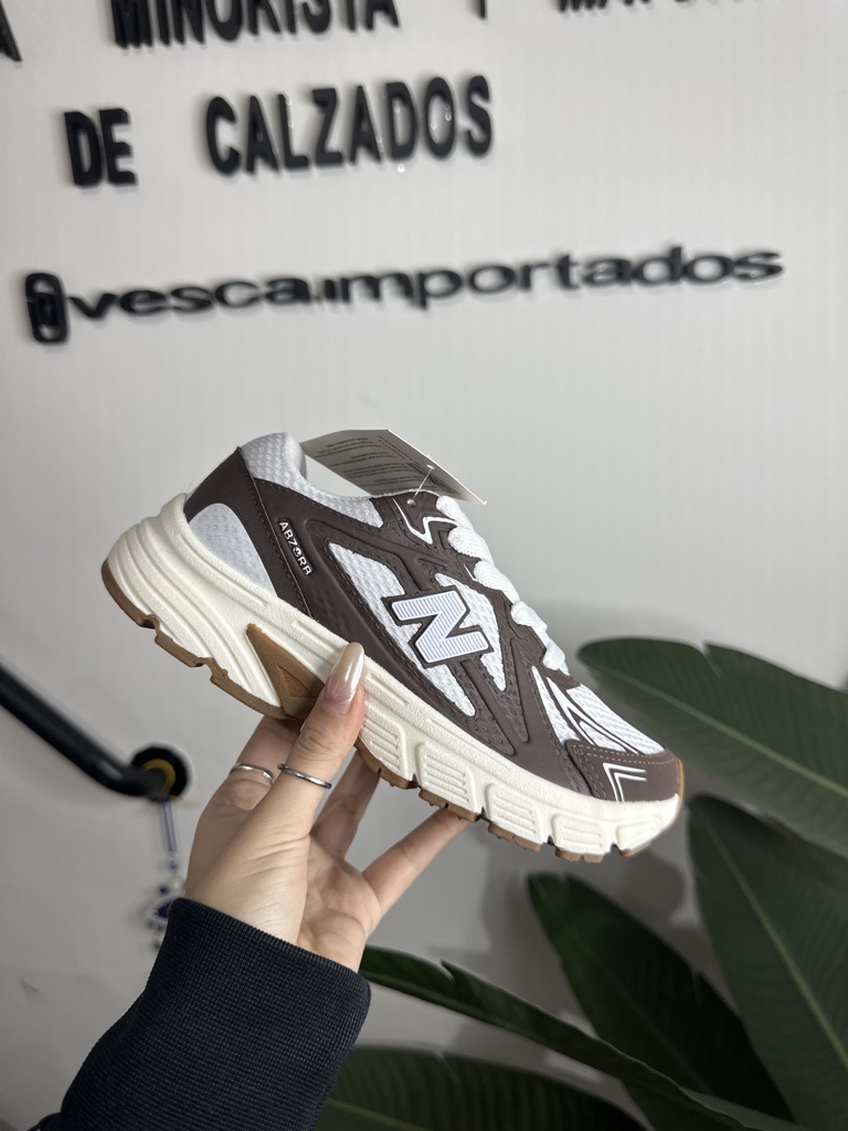New balance marrón y blanca 530