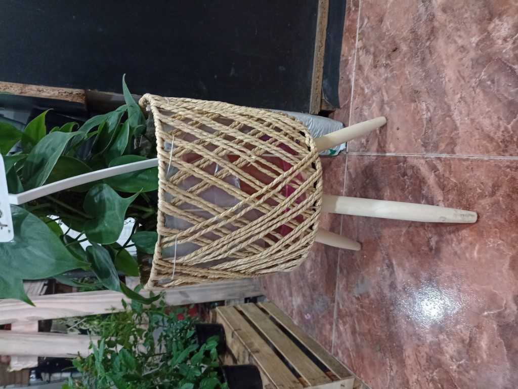 Maceta mimbre c/pie