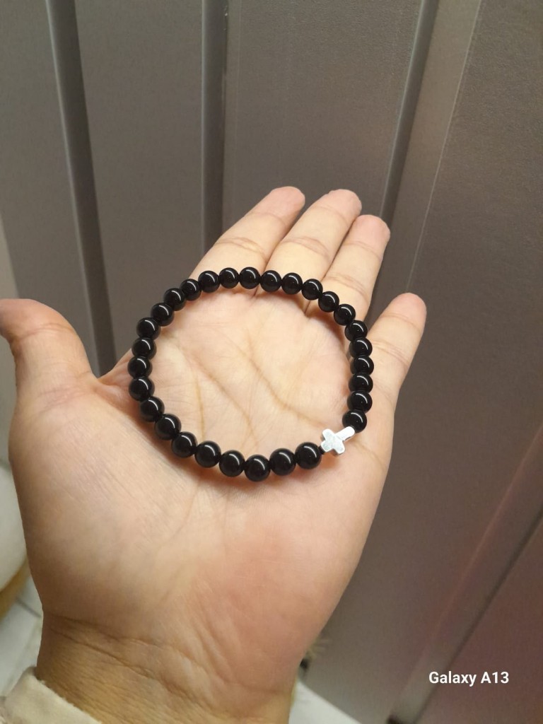 Pulsera piedra onix negra  con cruz