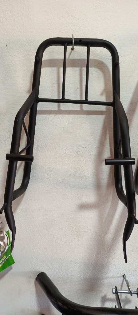 Porta bulto CG negro y cromado