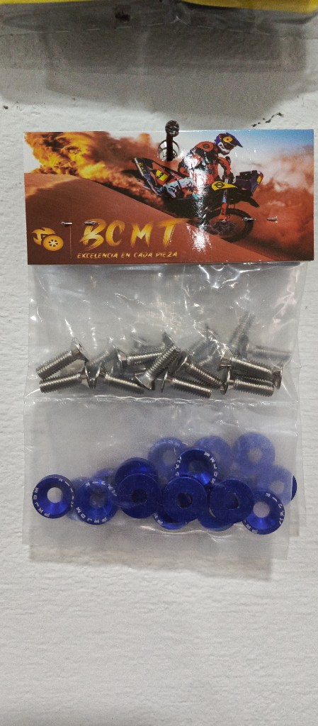 Tornillos con arandelas de color azul