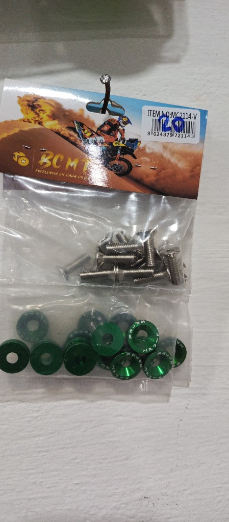 Tornillo con arandelas verde