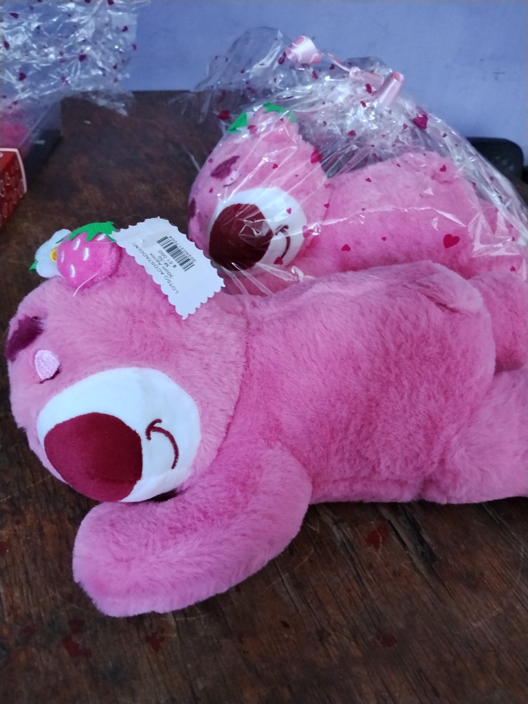 Peluche Lotso acostado