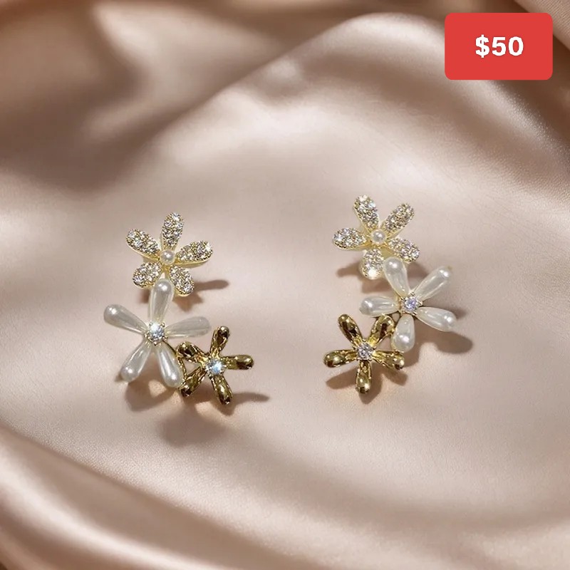 Aretes de flores blancas con dorados