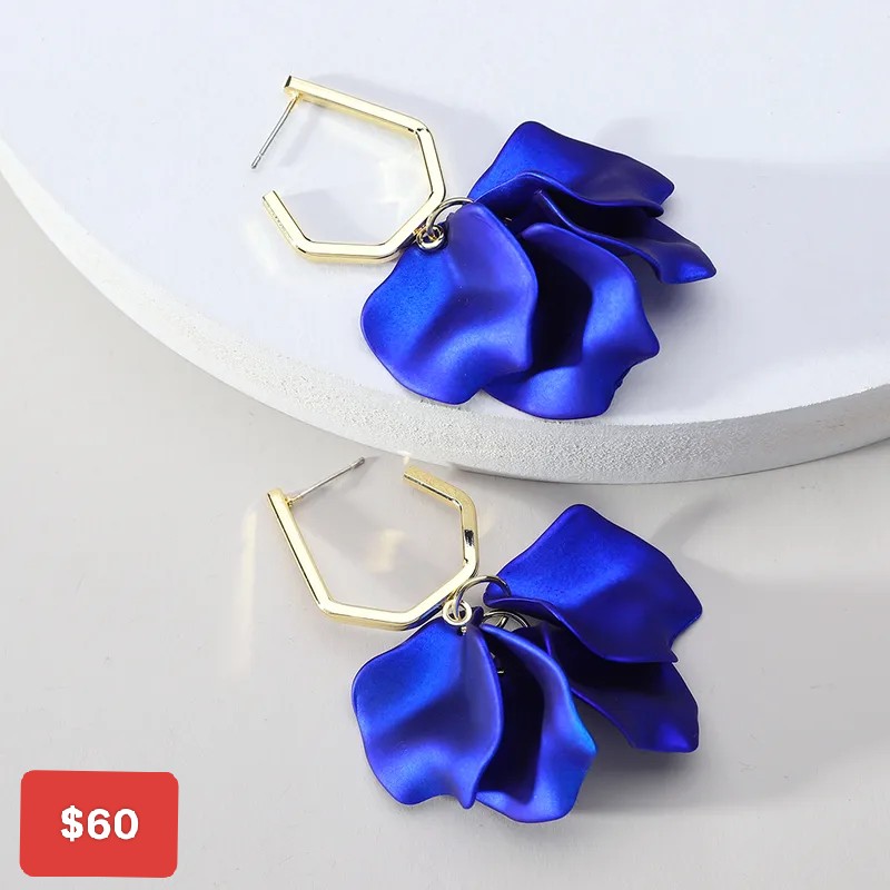 Aretes dorados con flor azul