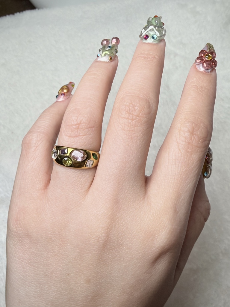 Anillo Dorado con piedras de colores