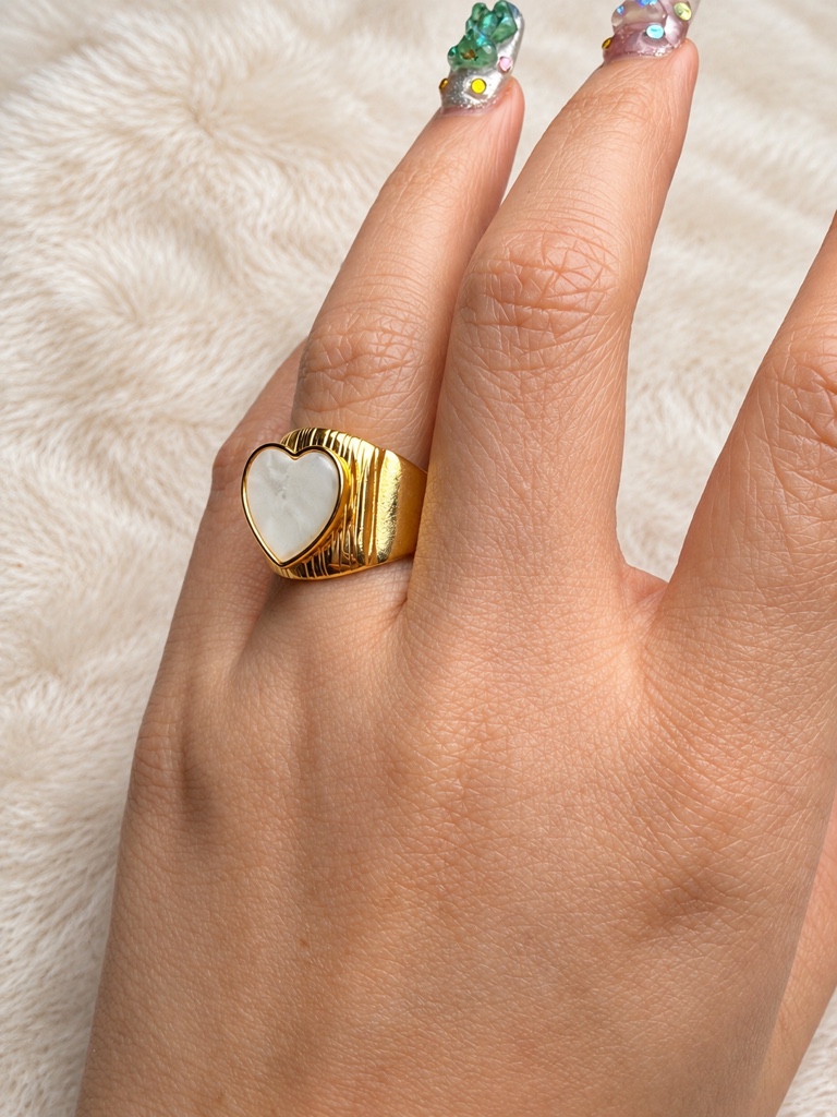 Anillo dorado corazón plano blanco