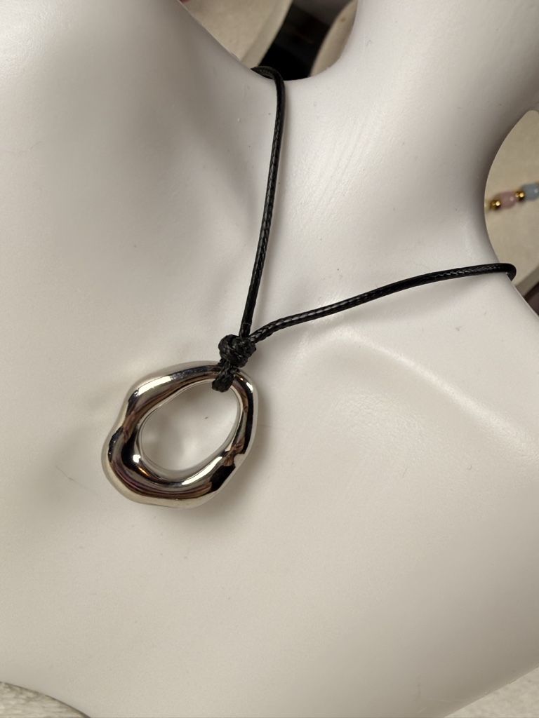 Collar cuerda con dije círculo plateado