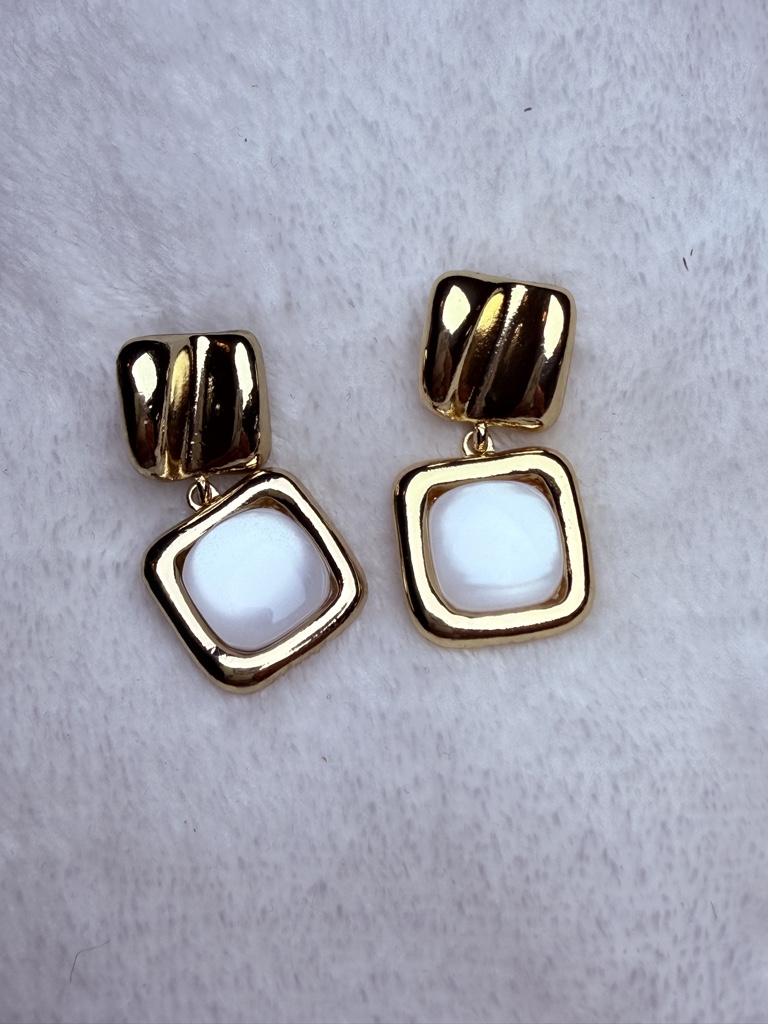 Aretes cuadrados con perla
