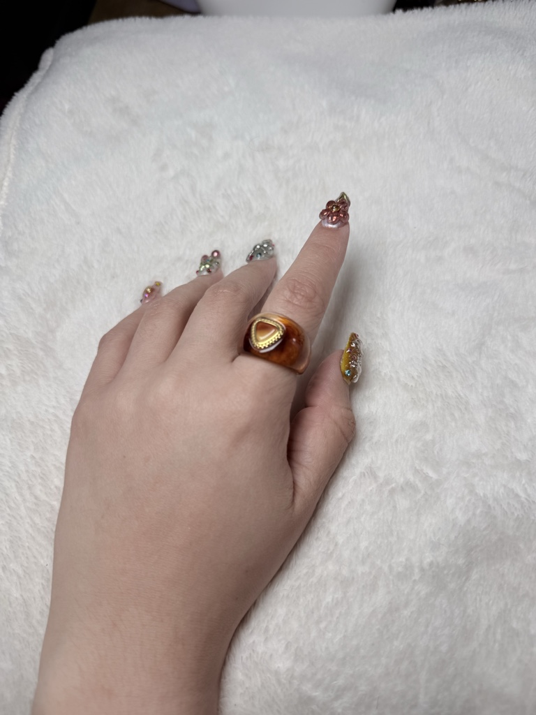 Anillo acrílico ámbar y corazón.