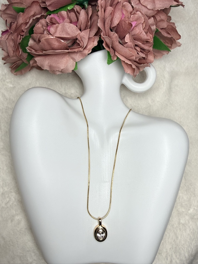 Collar ovalado con zirconia
