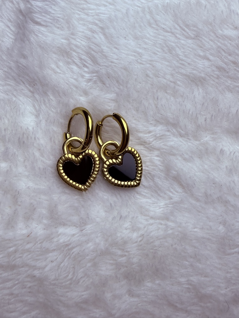 Aretes Huggies corazón negro