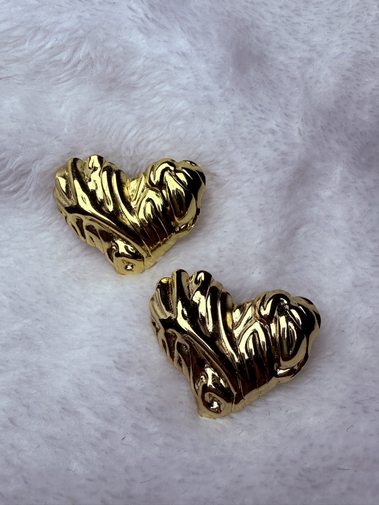 Aretes de corazón con textura