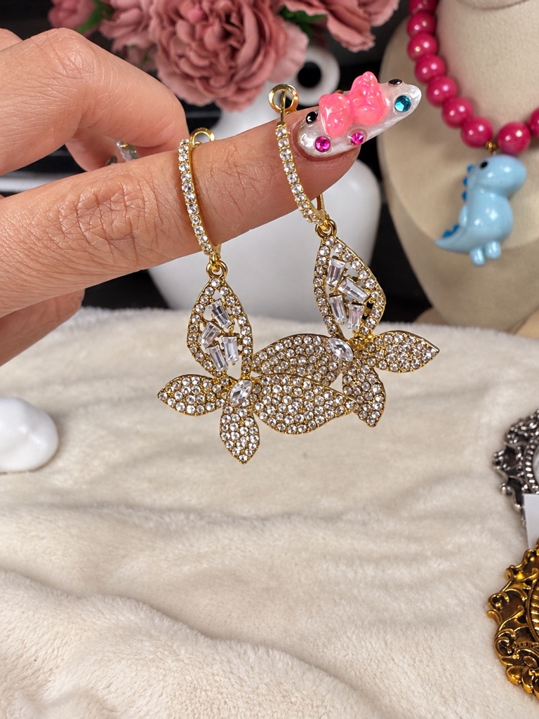Aretes colgantes tipo juggi con zirconia mariposa