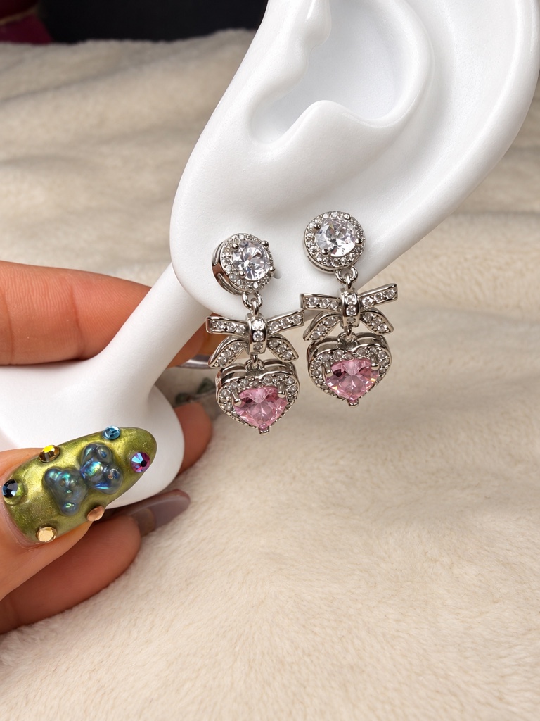 Aretes plateados con corazón y moño