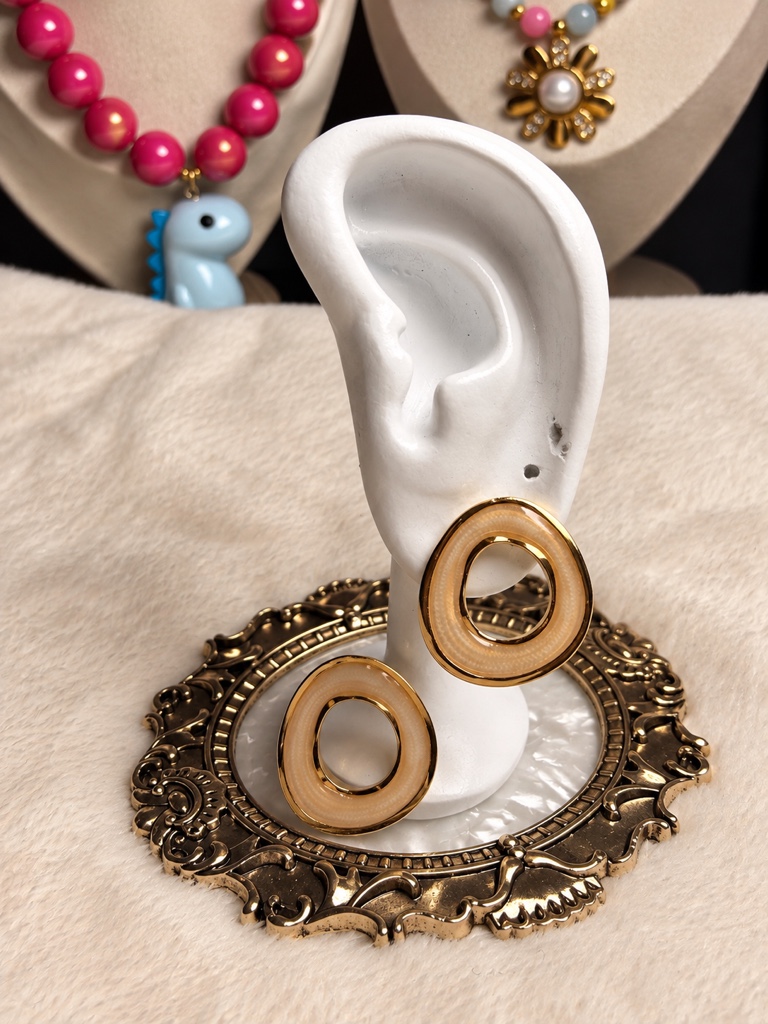 Aretes circulares beige con dorado