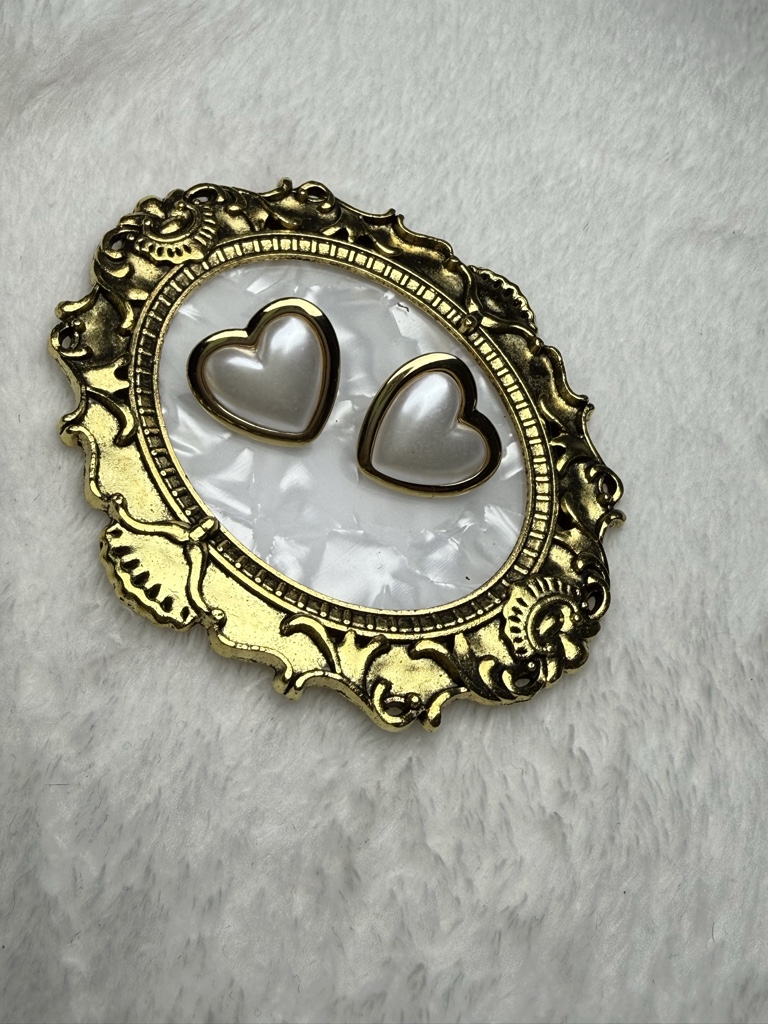 Aretes de corazón perla blanca