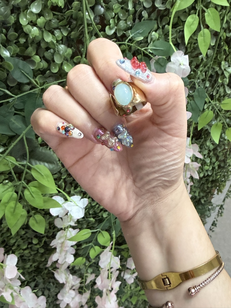 Anillo dorado con piedra verde abierto