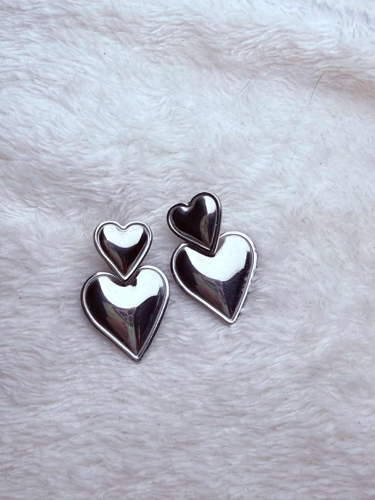Aretes doble corazón plateados