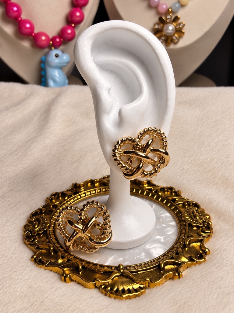 Aretes pretzel dorados
