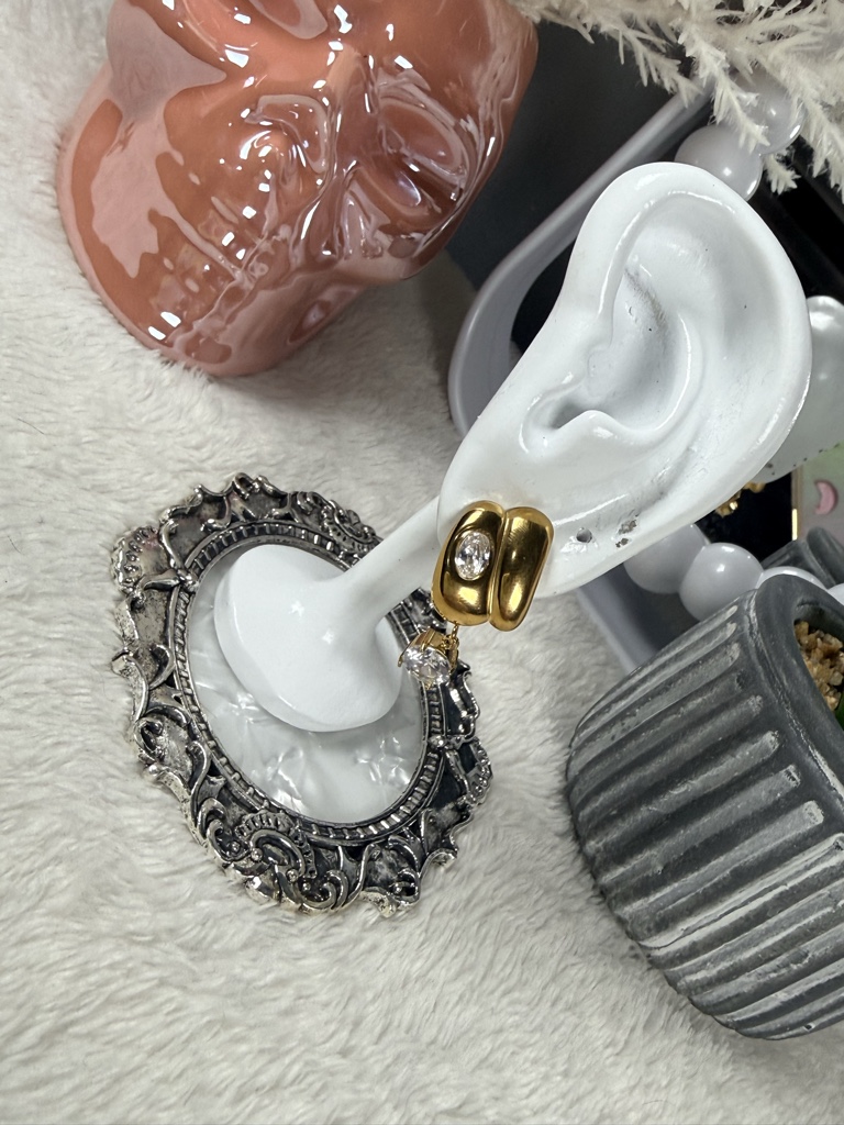 Aretes pequeños dorados