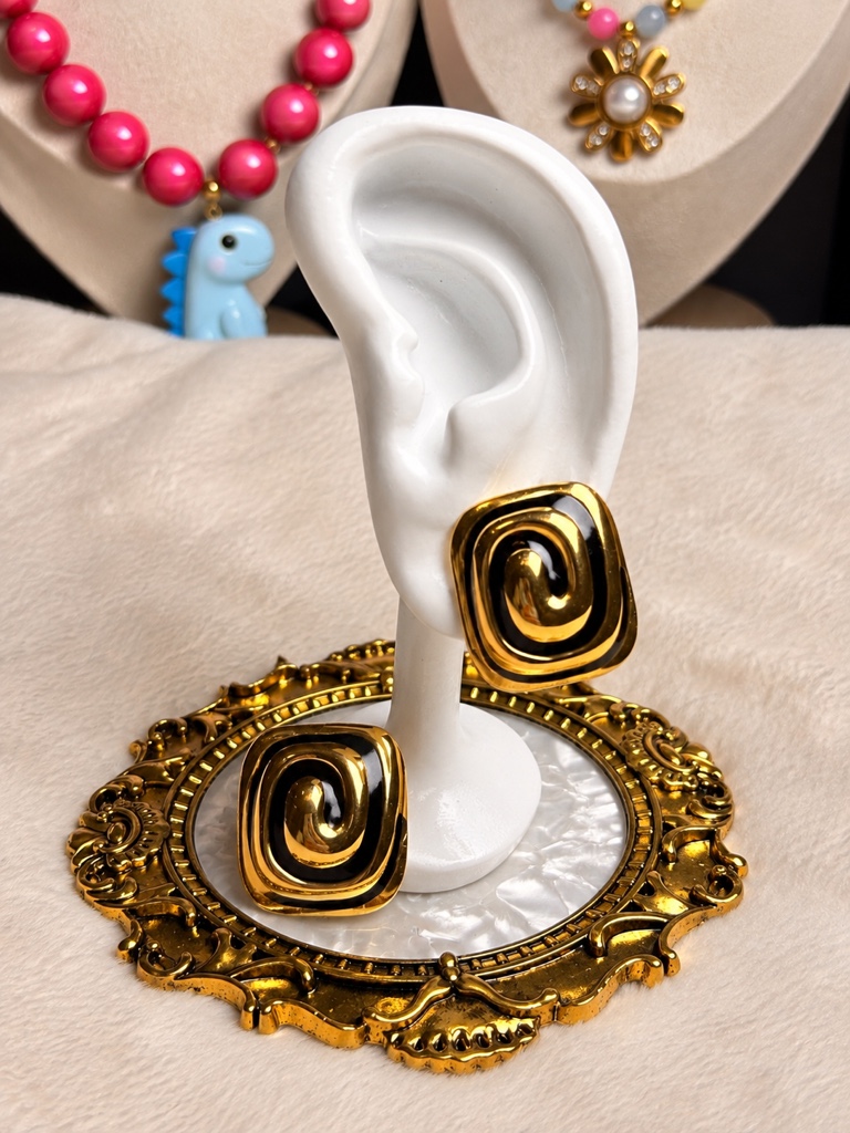 Aretes cuadrados dorado con negro medianos