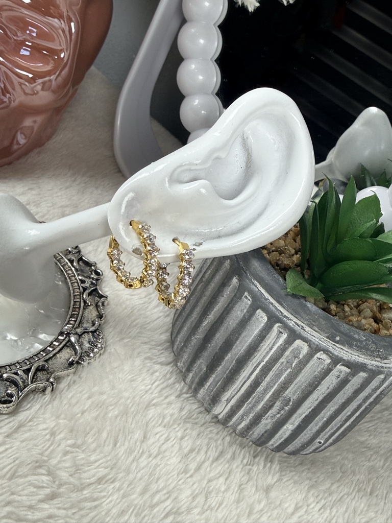 Arracadas medianas  con zirconia doradas