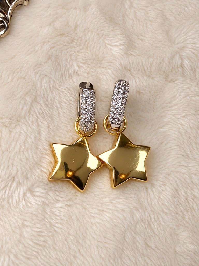 Arete juggi plateado con dorado estrella y zirconia