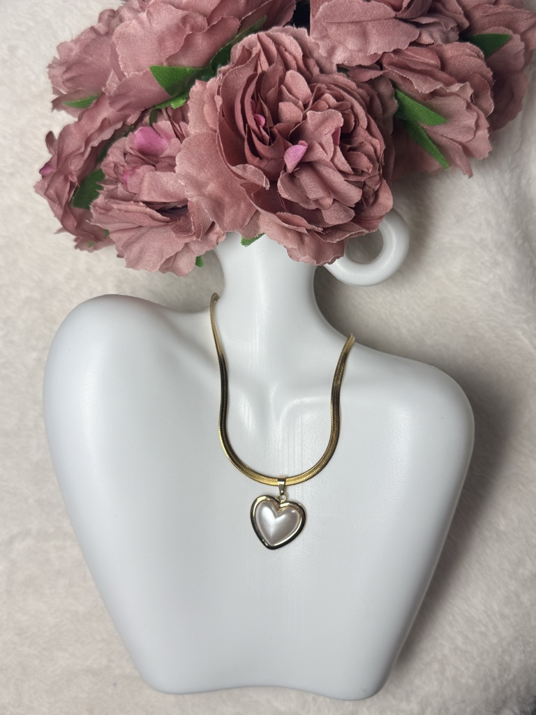 Collar de acero inoxidable con corazón de perla