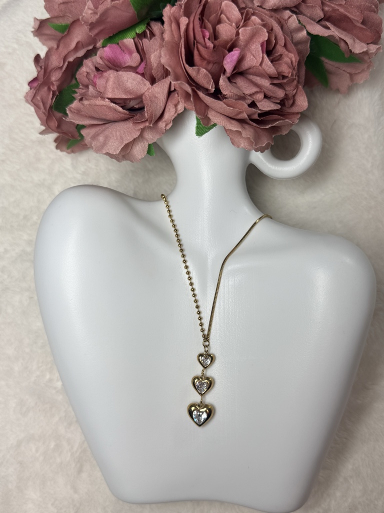 Collar dorado con 3 corazones y zirconia