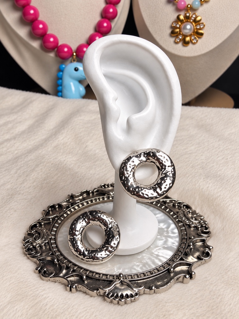 Aretes circulares plateados con textura