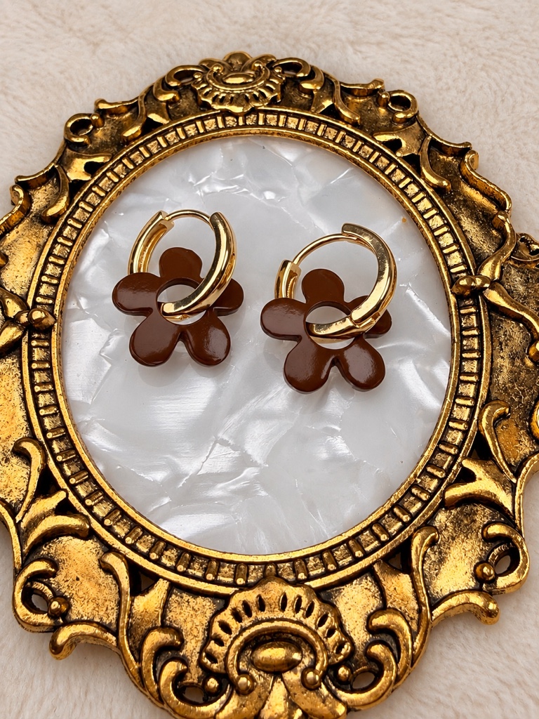 Aretes flor de resina café