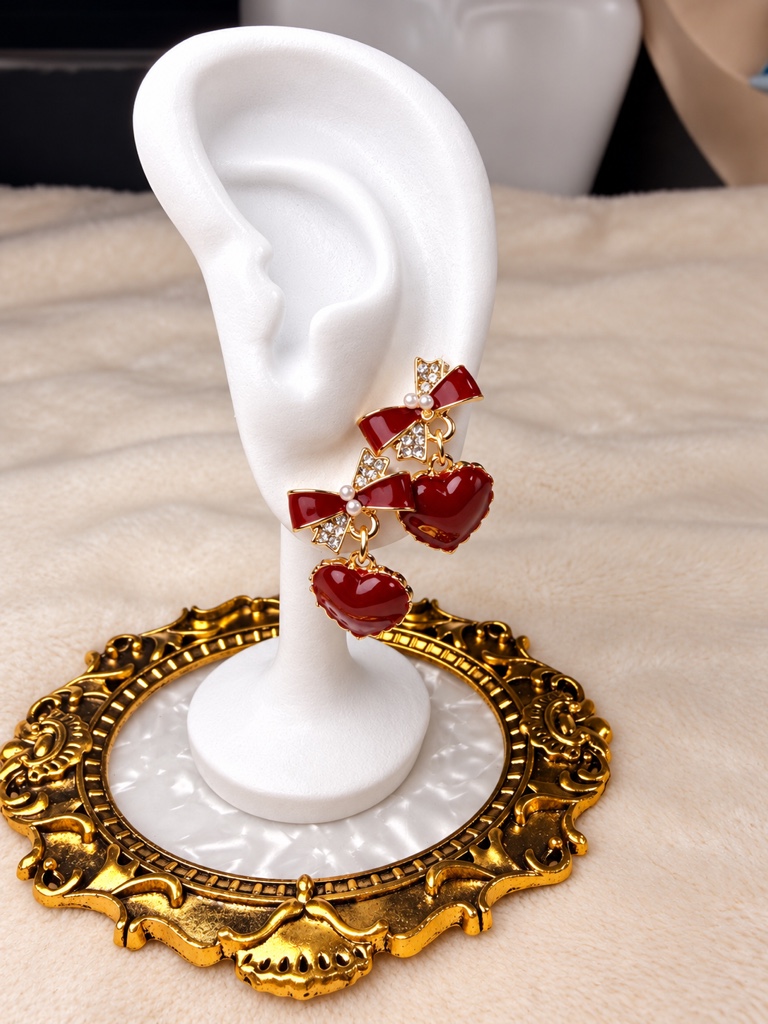 Aretes corazón con moño rojos