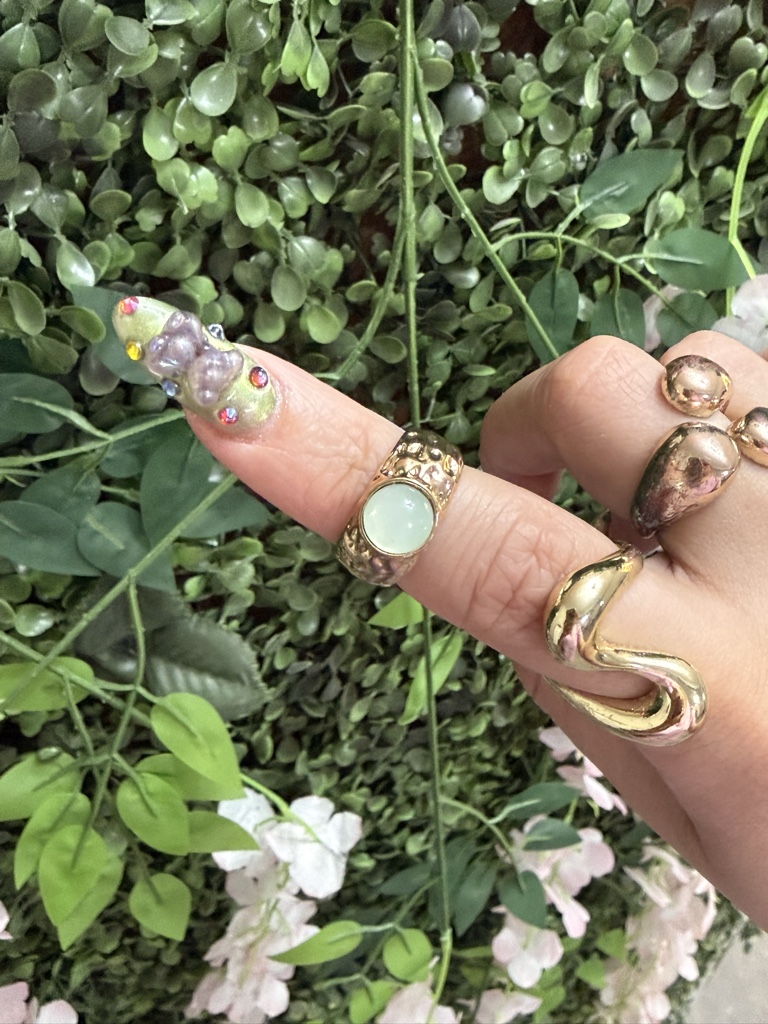 Anillo piedra verde con dorado ancho