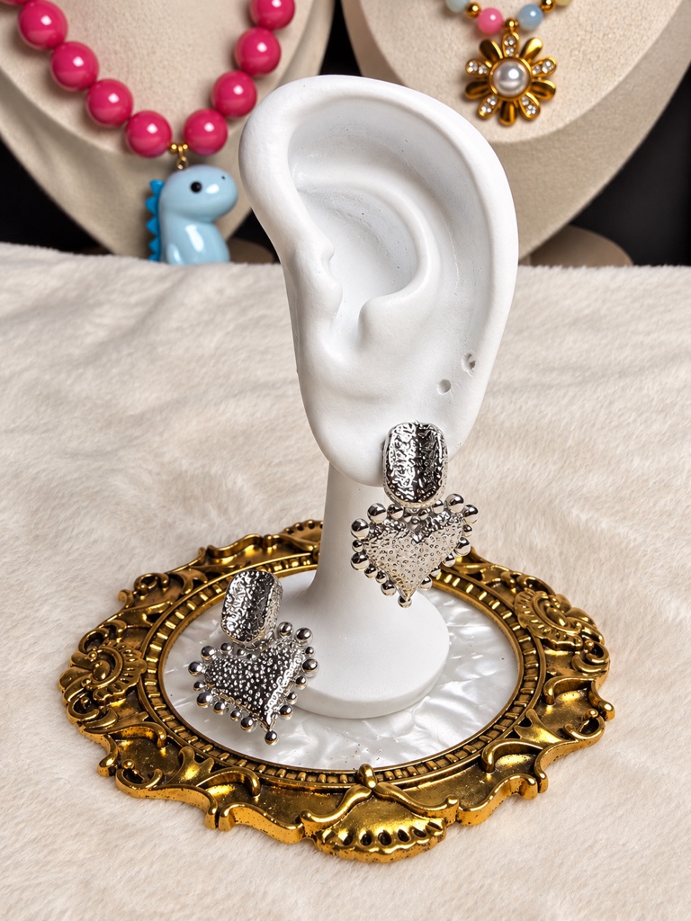 Aretes de corazón plateados con textura
