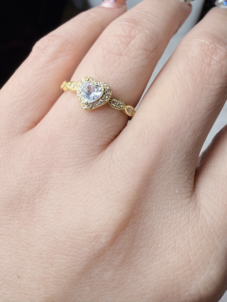 Anillo de corazón con zirconia