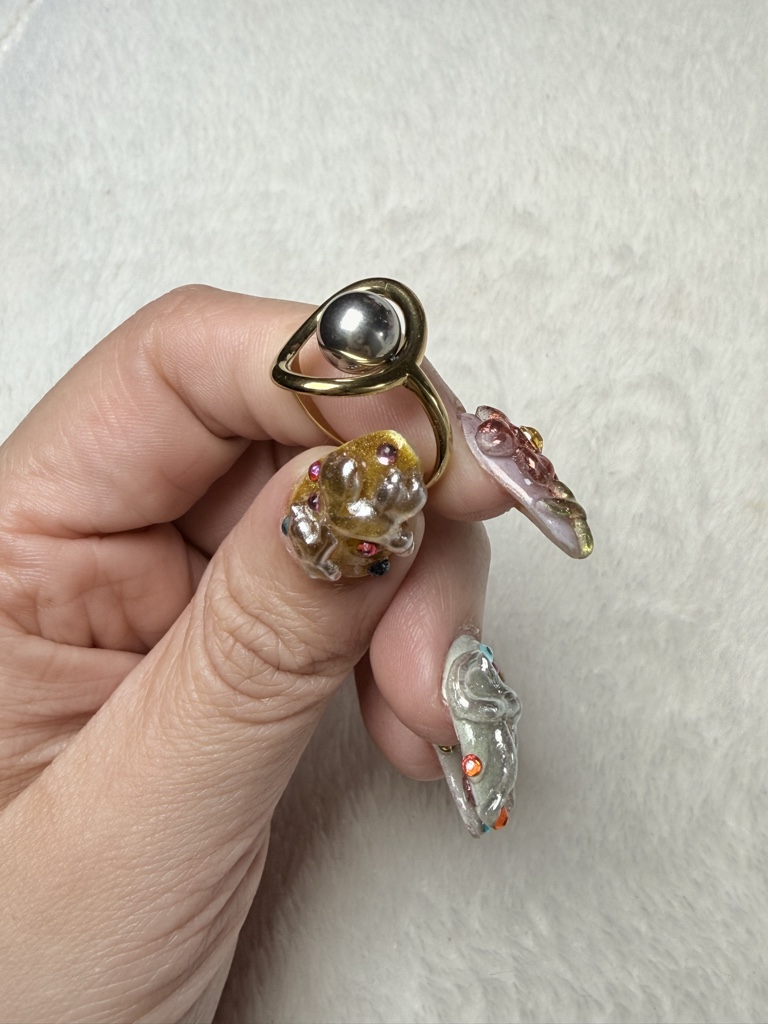 Anillo dorado con perla plateada