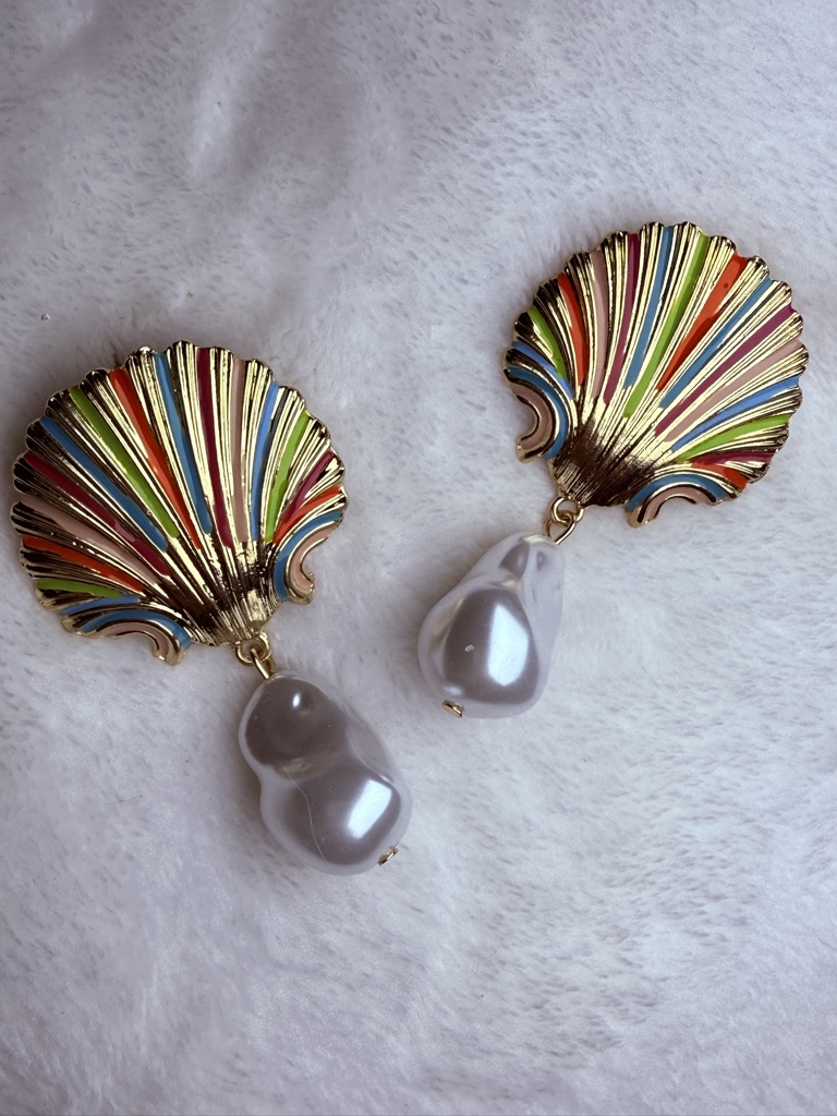 Aretes de concha de colores con perla de c