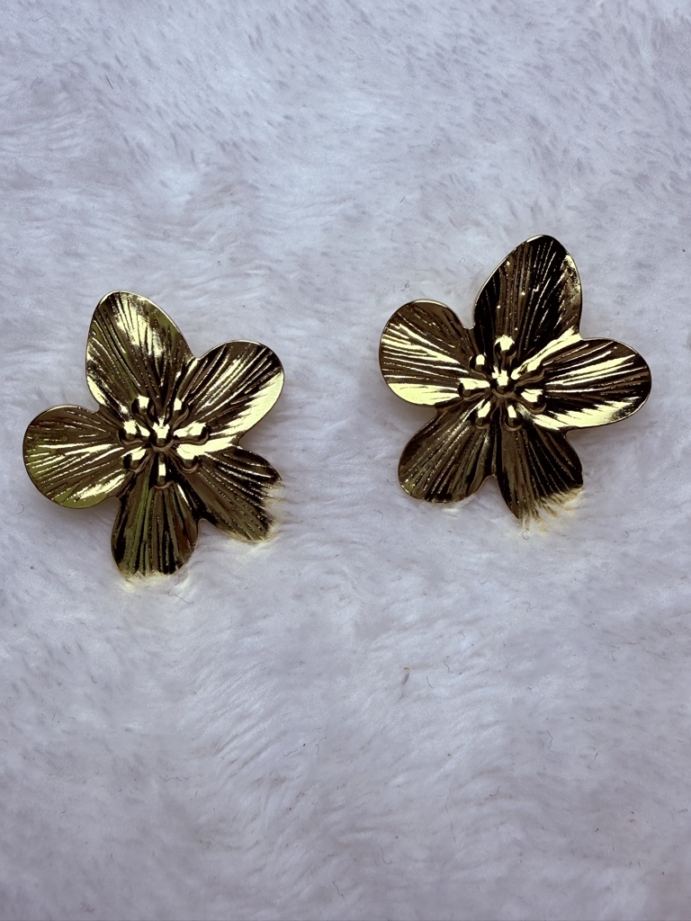 Aretes de flores doradas grandes