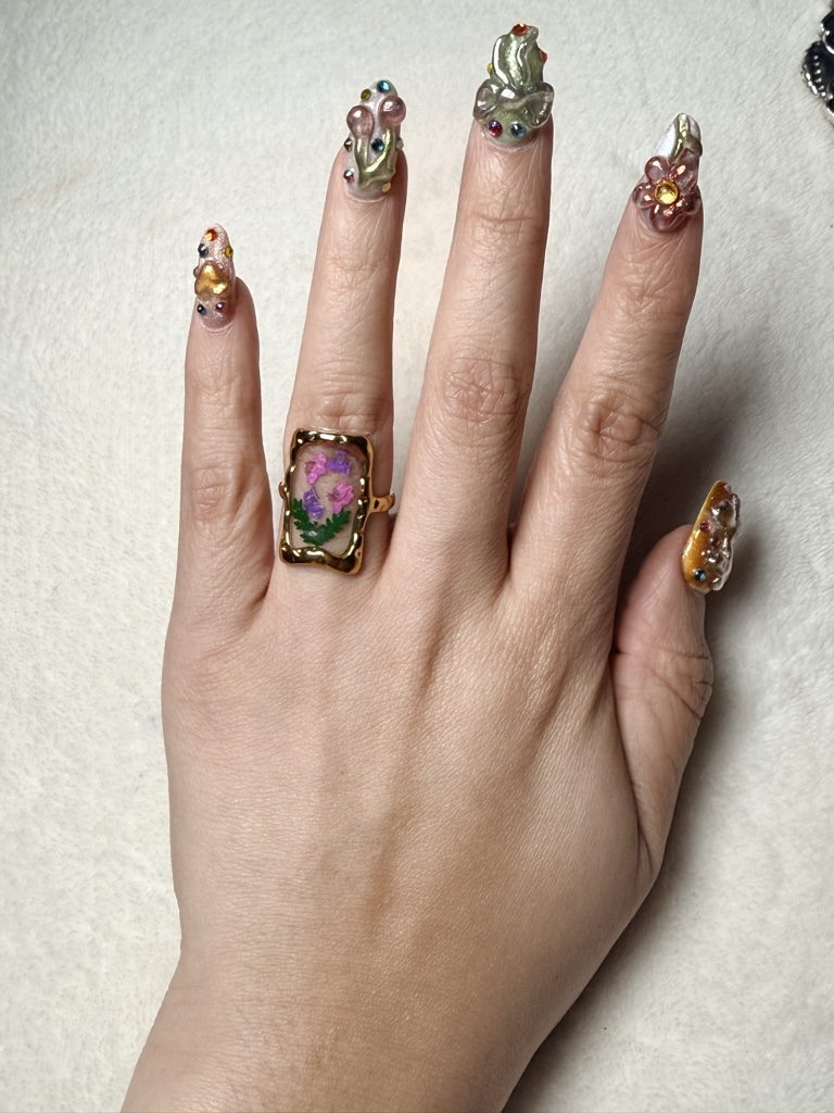 Anillo con flores transparenta