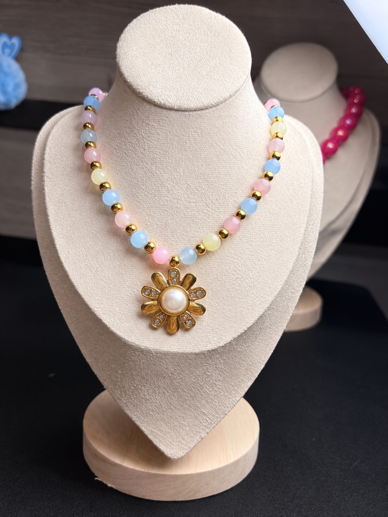 Collar cuentas acrílico colores y flor