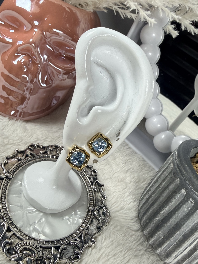 Aretes pequeños cuadrados con zirconia azul