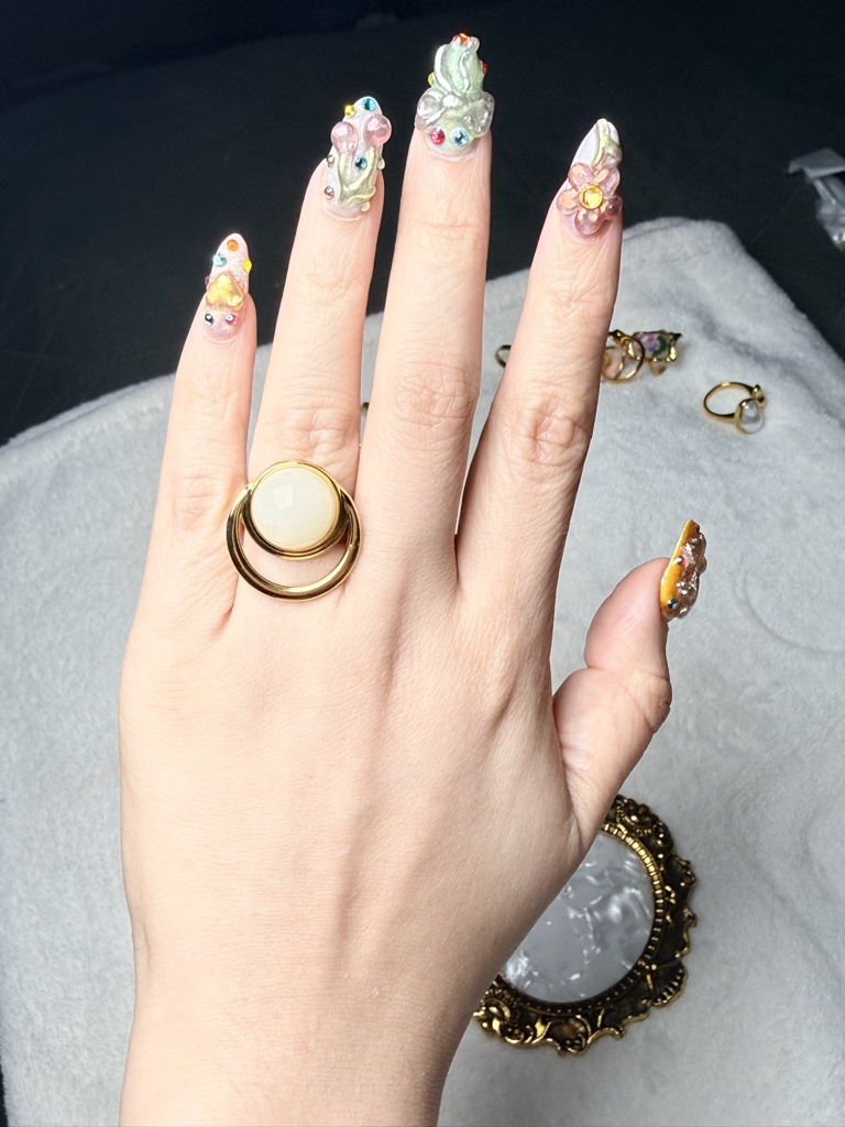 Anillo circular piedra blanca