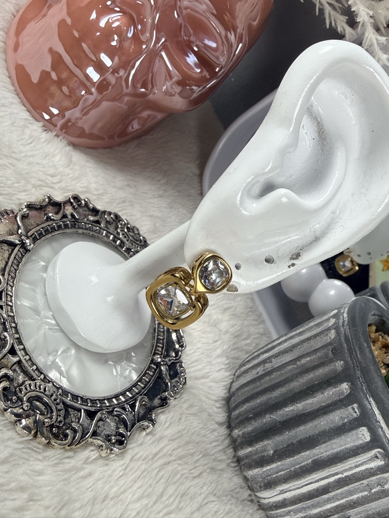Aretes cuadrados dobles con zirconia