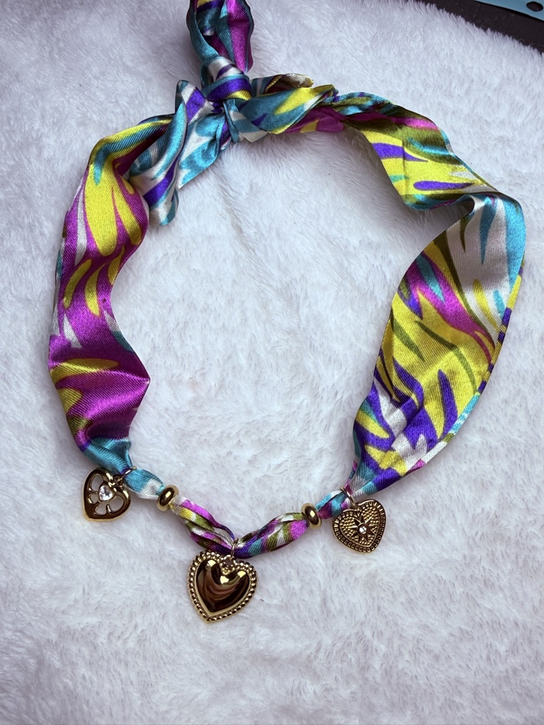 Collar maximalista listón y dijes